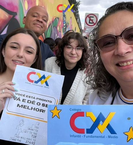 Família e estudantes com materiais do Colégio CVA